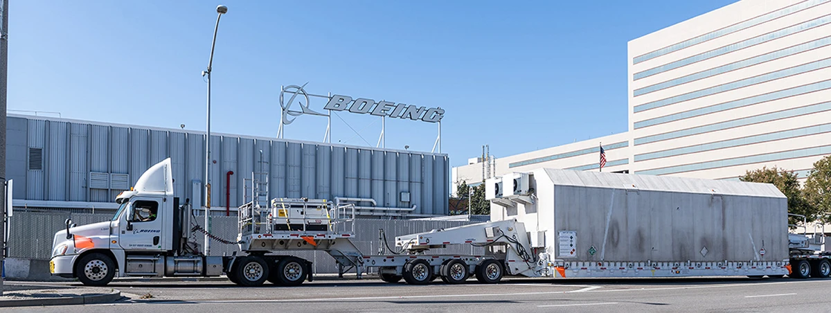 Un camin transporta los satlites O3b mPOWER en su viaje hacia la base de lanzamiento de Cabo Caaveral (Florida).